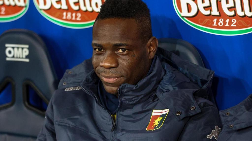 Mario Balotelli, en el banquillo del Genoa durante la pasada temporada