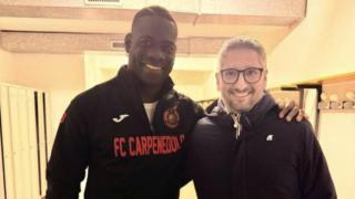 Mario Balotelli junto al presidente del FC Carpenedolo