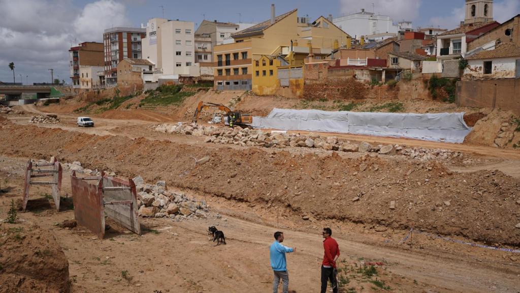 Trabajos de reconstrucción tras la dana en el barranco del Poyo a su paso por Paiporta. Raquel Granell
