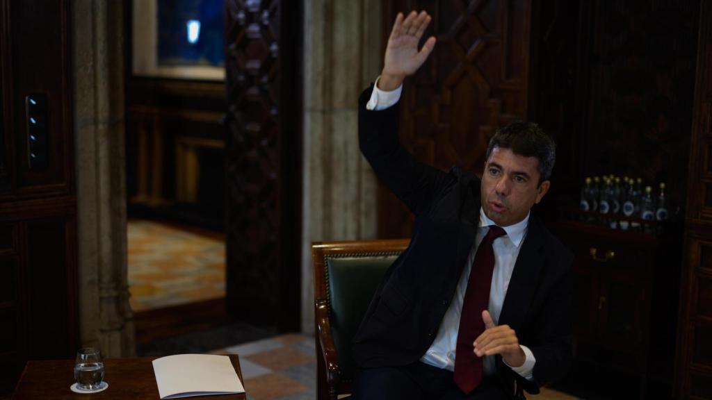 Mazón indica con un gesto la crecida del barranco del Poyo el día de la dana.