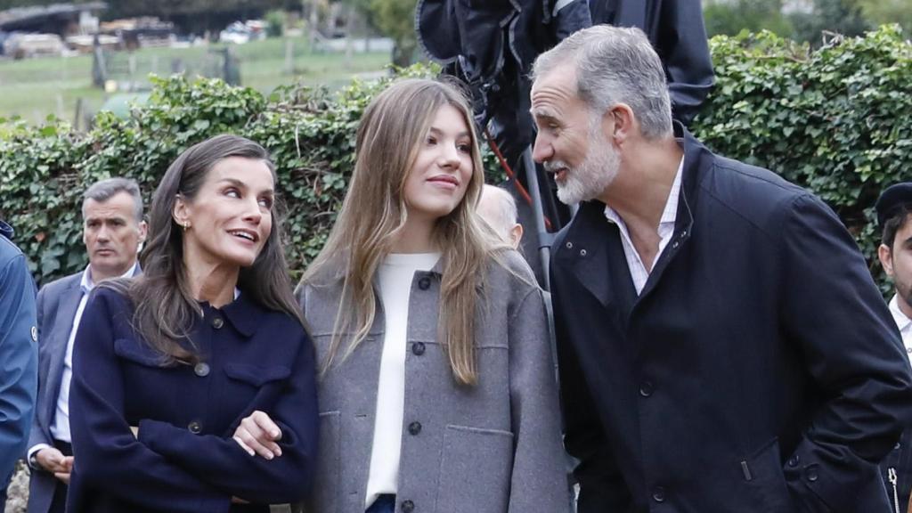 El Rey Felipe se dirige a la reina Letizia y a la infanta Sofía en su recorrido por Valdesoto, en Asturias.