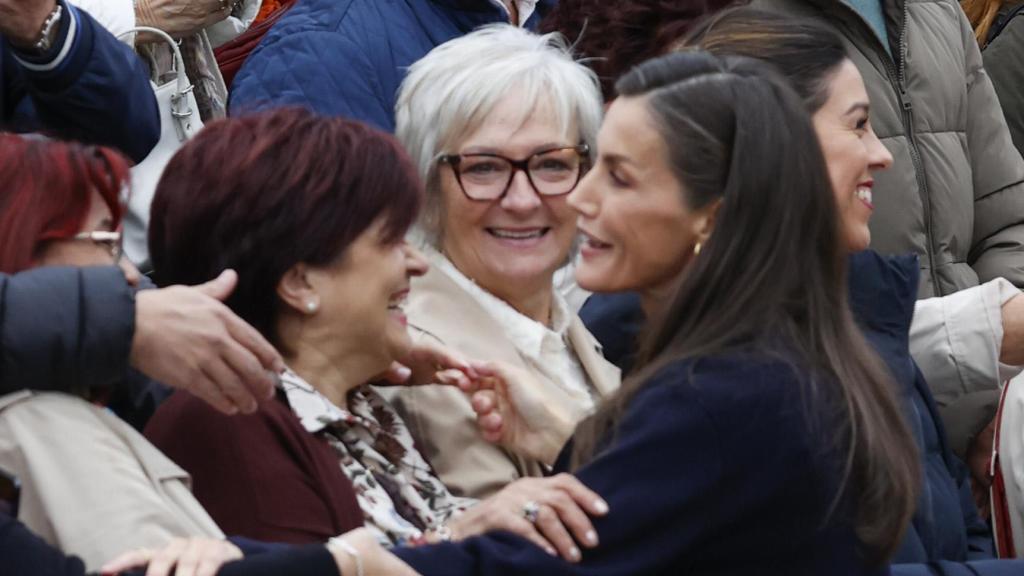 Letizia saluda a los vecinos en su visita a Valdesoto, Pueblo Ejemplar de Asturias 2025.