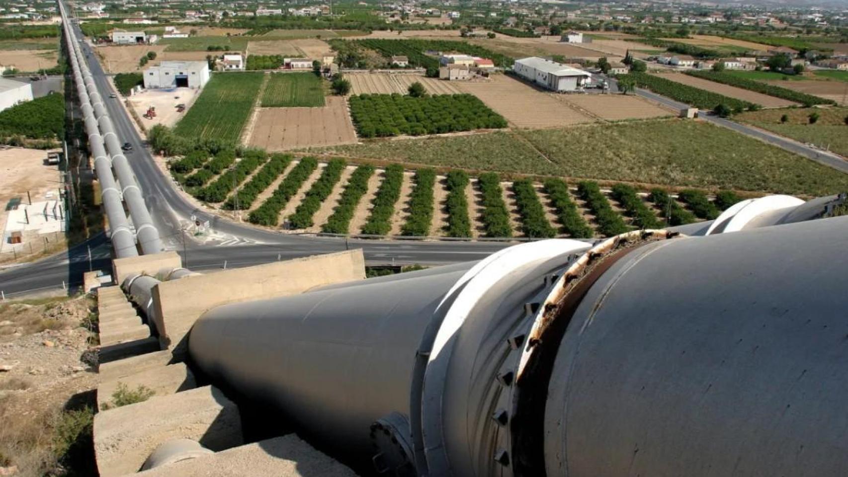 Conducciones del trasvase Tajo-Segura a su paso por la huerta de la Vega Baja cerca de Orihuela