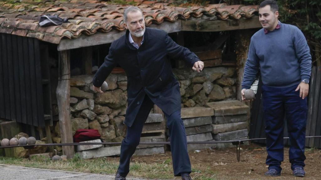El rey Felipe VI lanza bolos en su visita a Valdesoto, en Asturias.