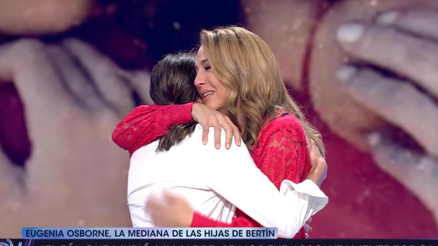Bea Archidona, abrazada a Eugenia Osborne, en 'De viernes'.