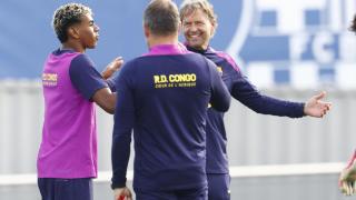 Marcus Sorg, junto a Flick, habla con Lamine Yamal