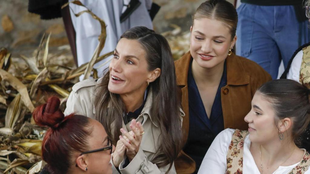 La reina Letizia y la princesa Leonor, en su recorrido por Valdesoto, Pueblo Ejemplar de Asturias 2025, este sábado, 25 de octubre.
