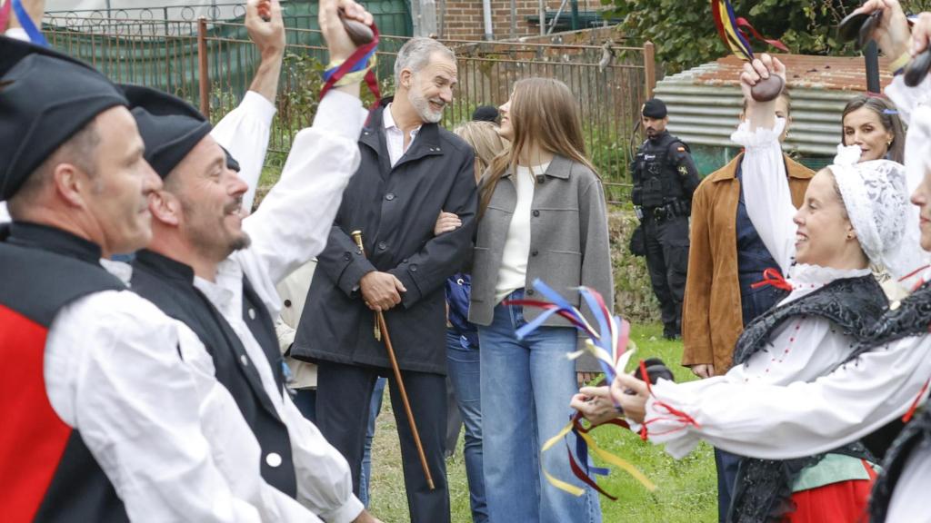 El rey Felipe y su hija menor, la infanta Sofía, comparten risas durante su visita a Valdesoto, Pueblo Ejemplar de Asturias 2025.