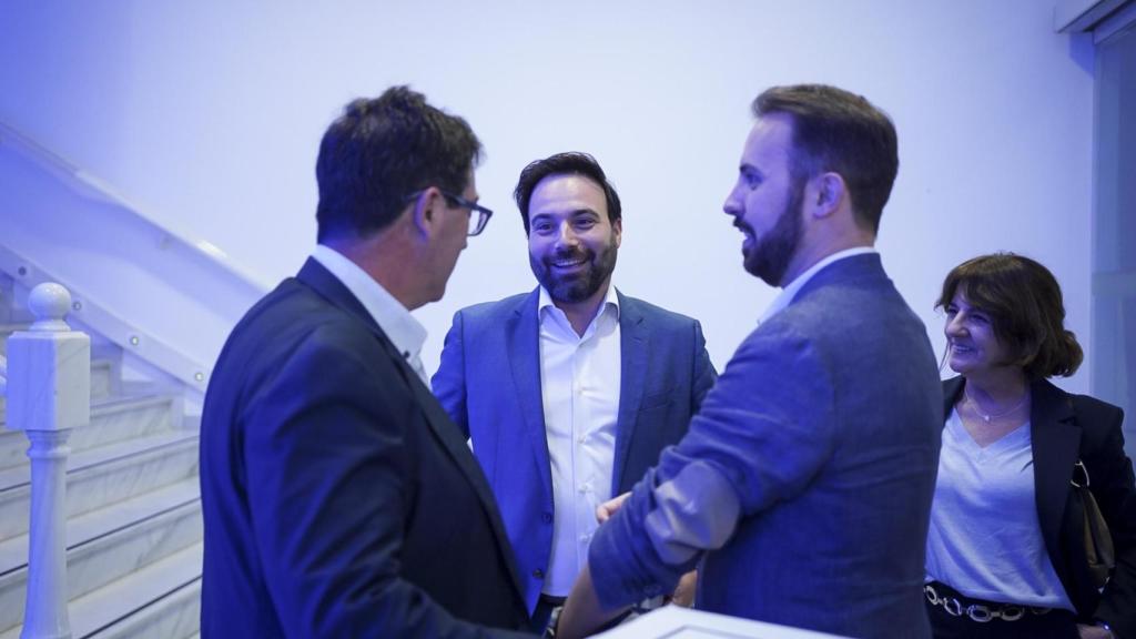 El concejal de Innovación de Madrid, Ángel Niño, departe con el editor de DISRUPTORES, Rafa Navarro, y el subdirector del medio, Alberto Iglesias Fraga.