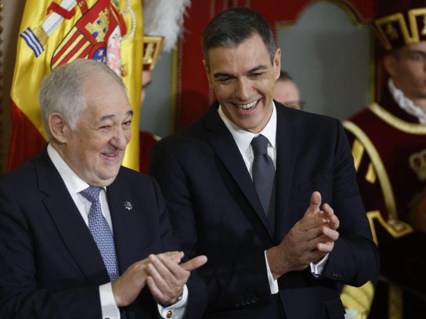 Pedro Sánchez junto al presidente del Tribunal Constitucional, Cándido Conde-Pumpido.