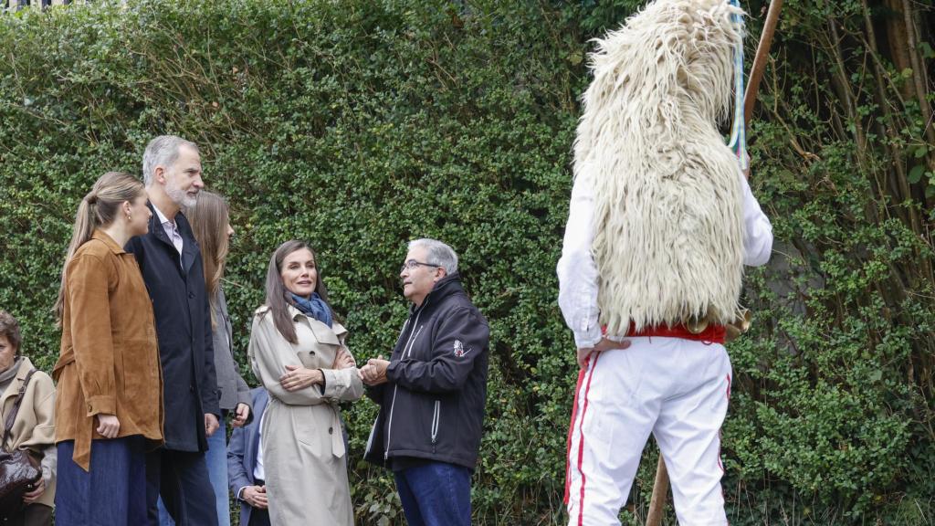 La Familia Real, durante su visita a Valdesoto, elegido Premio Ejemplar de Asturias 2025.