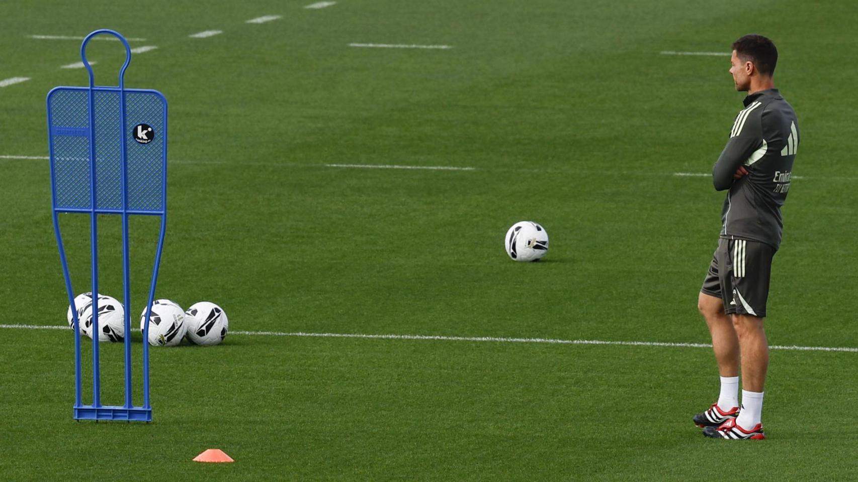 Xabi Alonso, pensativo en el entrenamiento del Real Madrid