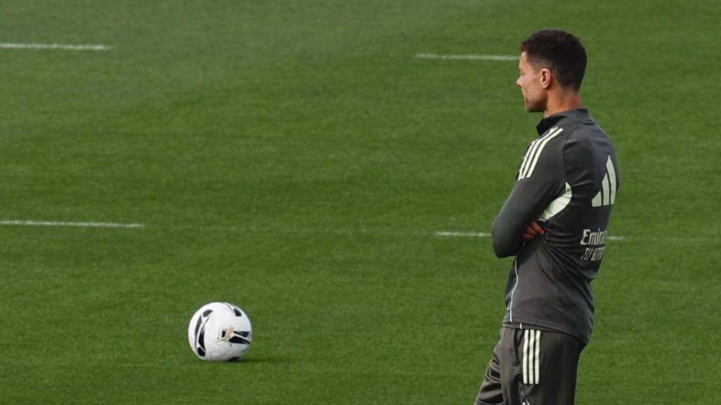 Xabi Alonso, pensativo en el entrenamiento del Real Madrid