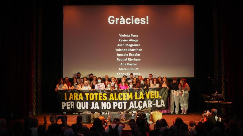 Asociaciones de víctimas homenajean a sus fallecidos un año después de la dana con canciones, cartas y poemas. Europa Press / Jorge Gil