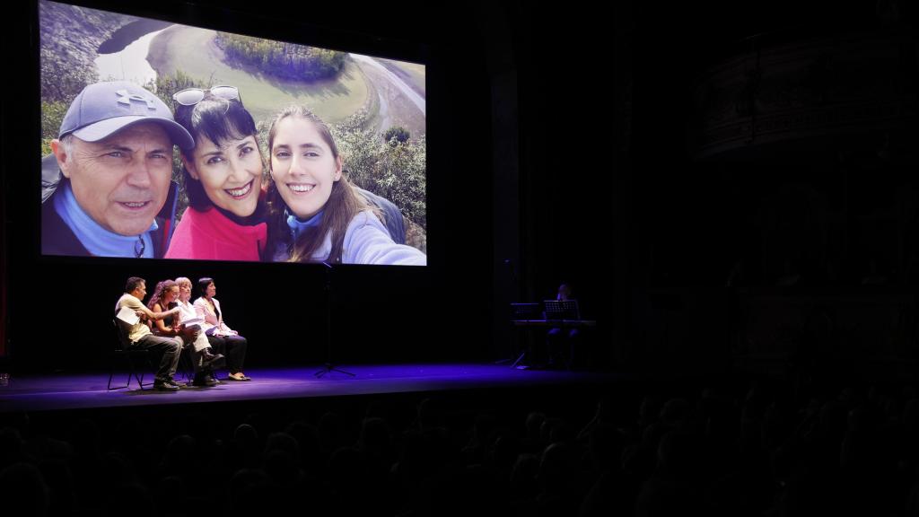 Los familiares leen textos y recuerdan a las víctimas durante el homenaje a los 229 fallecidos de la dana del 29 de octubre de 2024, en el Teatro Olympia de Valencia. Efe / Manuel Bruque