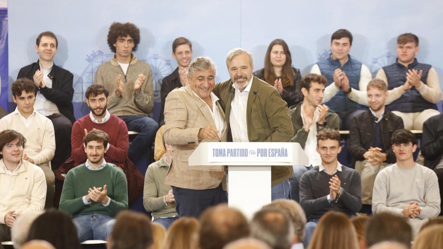 Javier Segarra junto a Jorge Azcón en el acto del día del afiliado del PP en Zaragoza