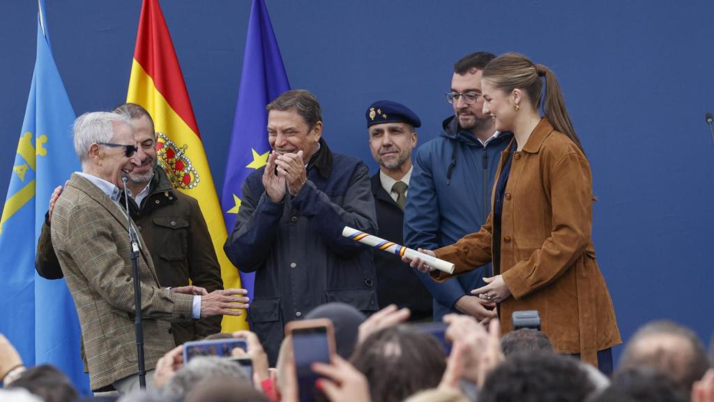 La princesa Leonor hace entrega del Premio Ejemplar de Asturias 2025 a Manuel Hevia, promotor de la candidatura.