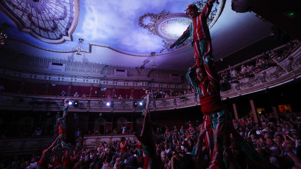 Muixeranga de Algemesí durante el homenaje a las víctimas de la dana para recordar a las 229 personas fallecidas, en un acto en el Teatro Olympia de Valencia. Efe / Manuel Bruque