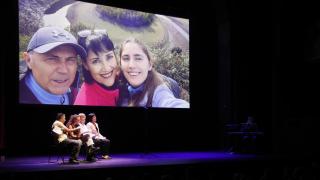 Los familiares leen textos en recuerdo a las víctimas de la dana en un homenaje en el Teatro Olympia de Valencia. Efe / Manuel Bruque