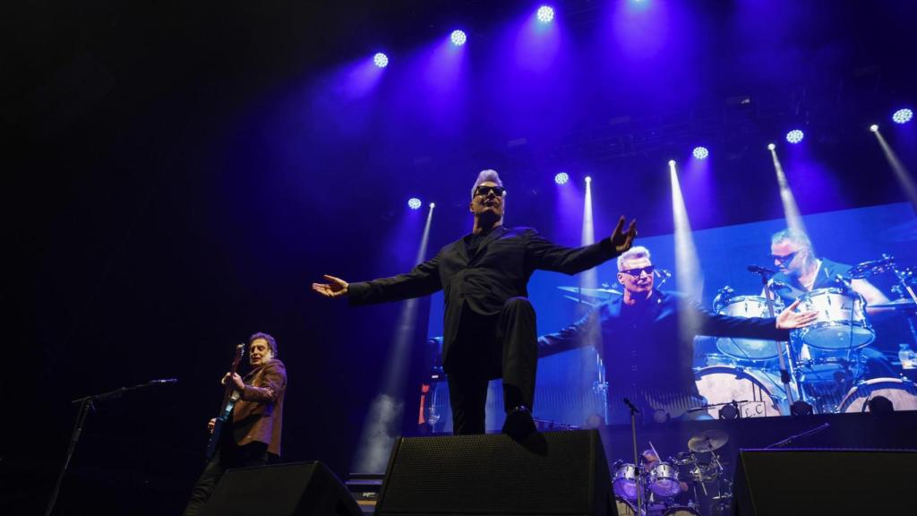 Loquillo durante el concierto en el Movistar Arena de Madrid. Foto: Juanjo Martín / EFE