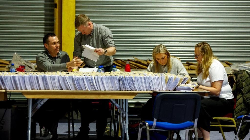 Imagen de un colegio electoral en Dublín durante los comicios celebrados este viernes.