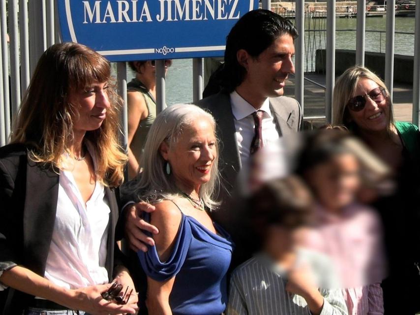 Alejandro Sancho, junto a su tía Isabel, su esposa y sus hijos, en el acto de rotulación de los 'Jardines María Jiménez'.