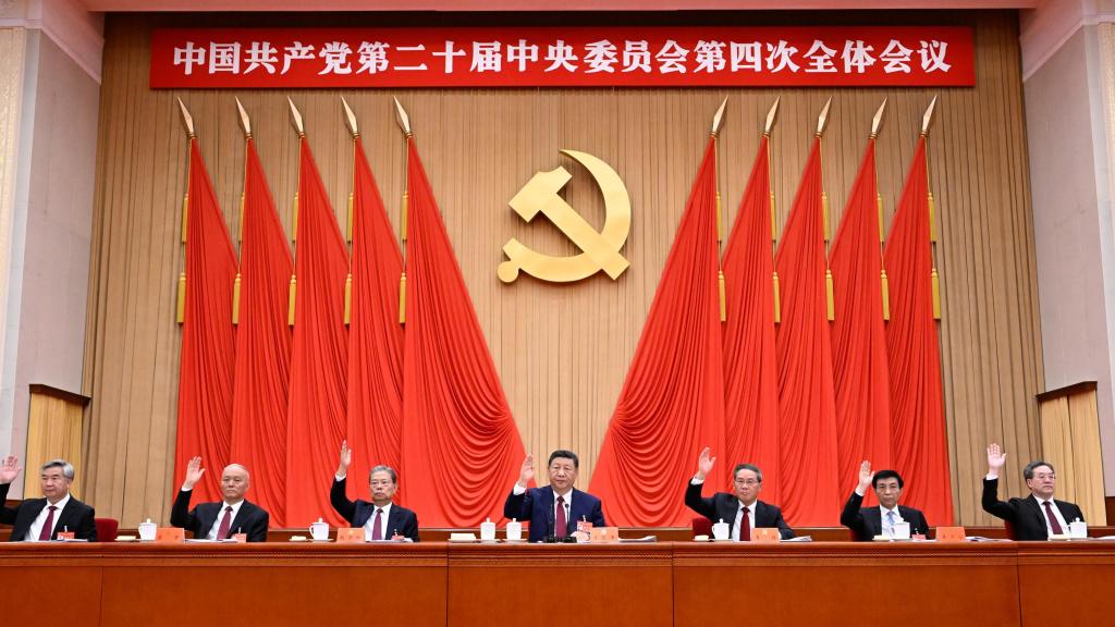 Xi Jinping lidera la cuarta sesión plenaria del 20º Comité Central del Partido Comunista de China, este jueves.