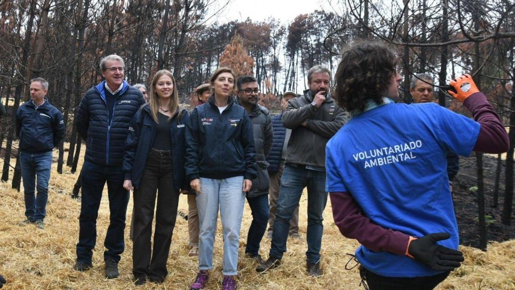 La conselleira de Medio Ambiente, Ángeles Vázquez, visita una acción de voluntariado en Cualedro (Ourense)