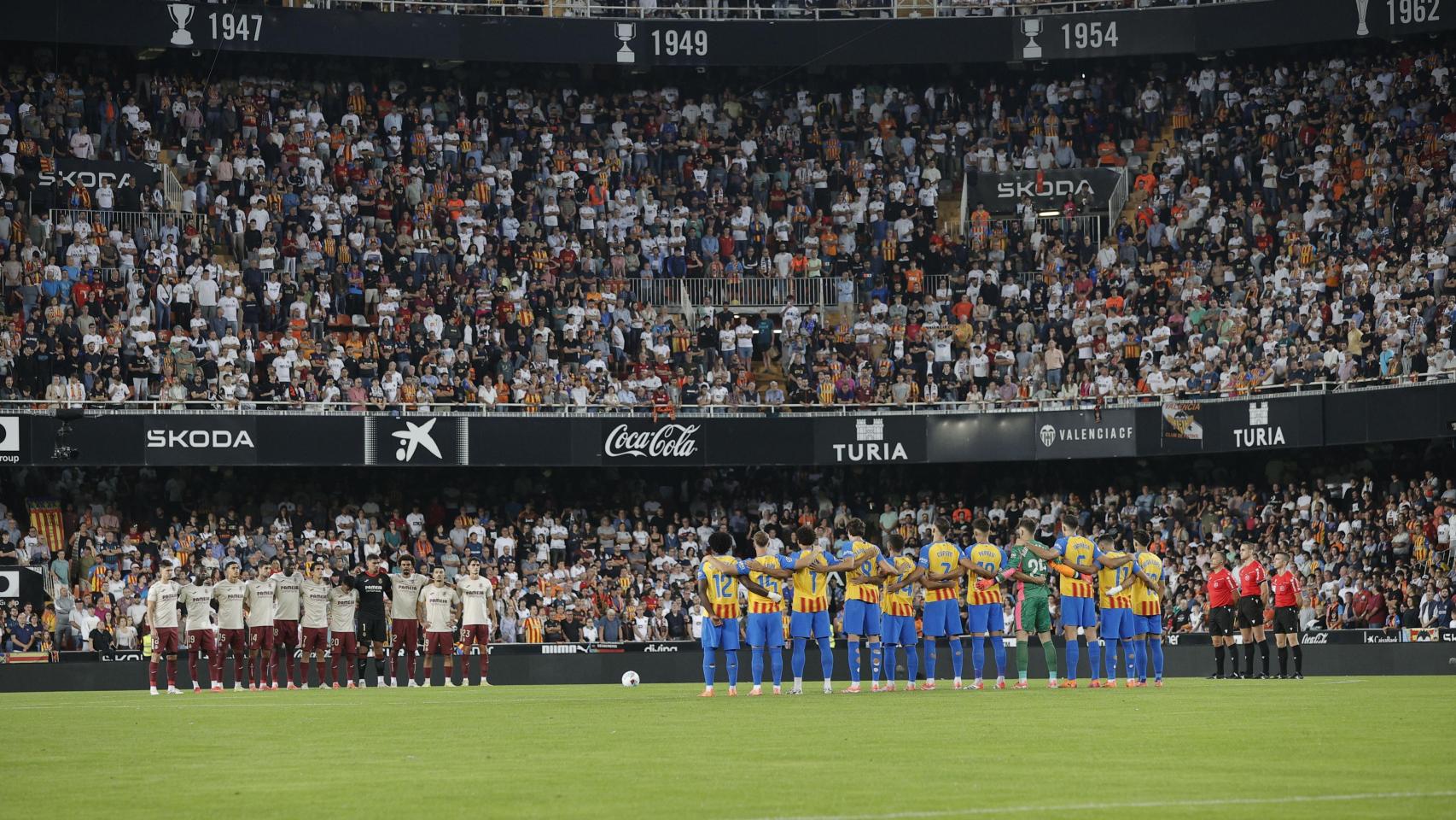 Los jugadores del Valencia y del Villarreal, guardan un minuto de silencio en homenaje a las víctimas de la DANA.