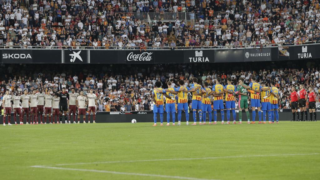 Los jugadores del Valencia y del Villarreal, guardan un minuto de silencio en homenaje a las víctimas de la DANA.
