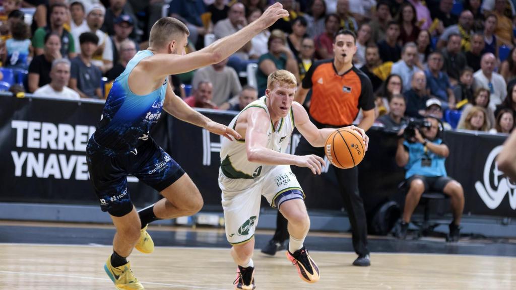 El Unicaja jugando contra el Tenerife.