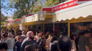 La Feria del Libro de Sevilla repleta de sevillanos disfrutando del buen tiempo.