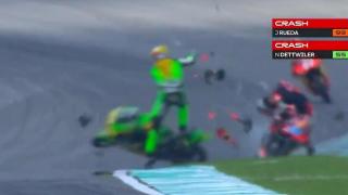 José Antonio impacta con la moto de Noah Dettwiler.