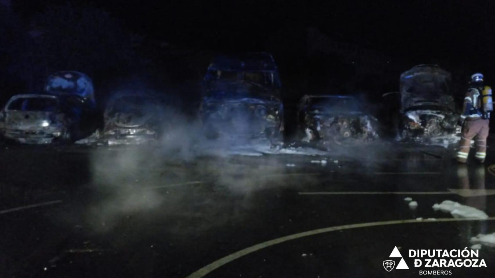 Cinco vehículos calcinados en La Muela