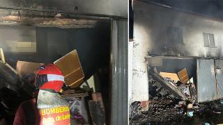 Los Bomberos del Ayuntamiento de León actuando en el incendio de una casa de Valderilla de Torío