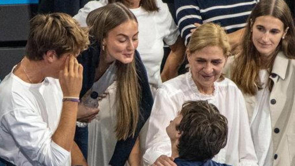 Pablo Urdangarin, arropado por su pareja, Johanna Zott, y su madre, la infanta Cristina, en su último partido.