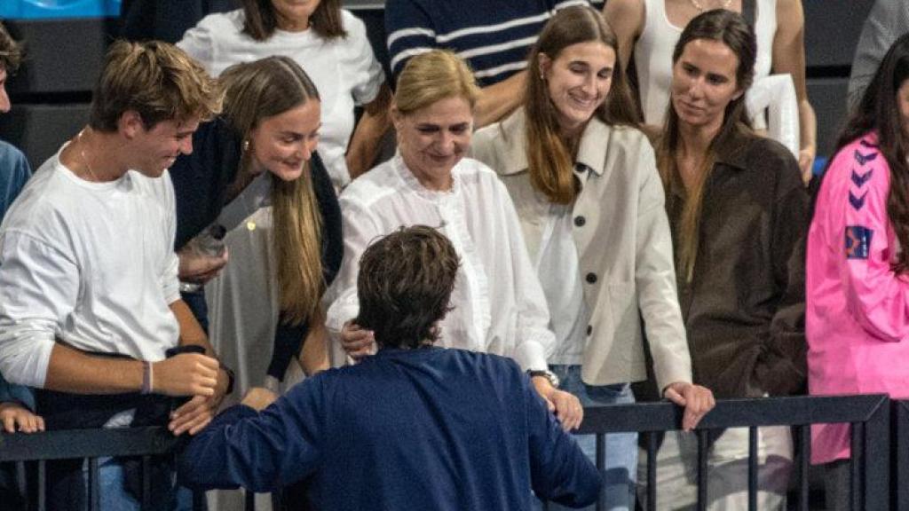 Johana Zott, pareja de Pablo Urdangarin, y su madre, la infanta Cristina, arropan al jugador en uno de sus encuentros deportivos.