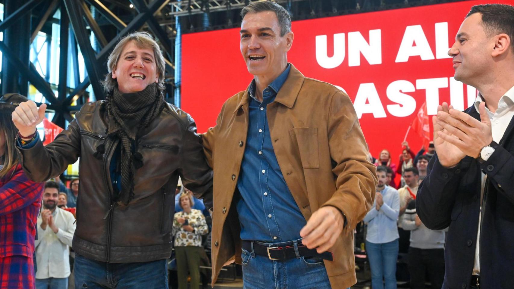 El candidato del PSOE a la Presidencia de la Junta de Castilla y León, Carlos Martínez, y el presidente Pedro Sánchez, este domingo en León.