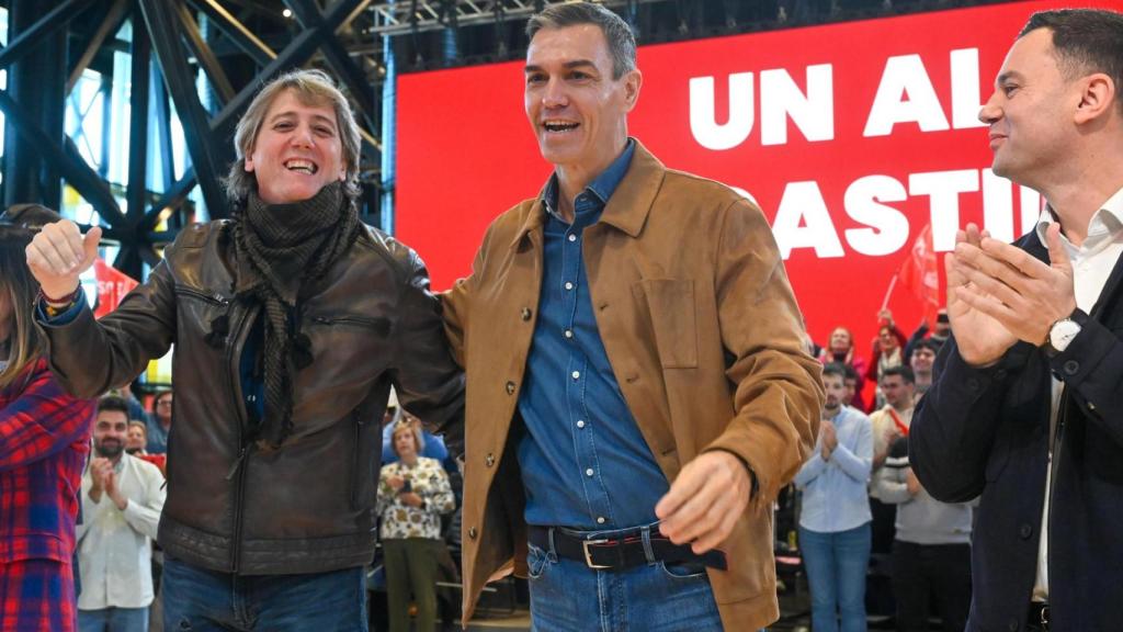 El candidato del PSOE a la Presidencia de la Junta de Castilla y León, Carlos Martínez, y el presidente Pedro Sánchez, este domingo en León.