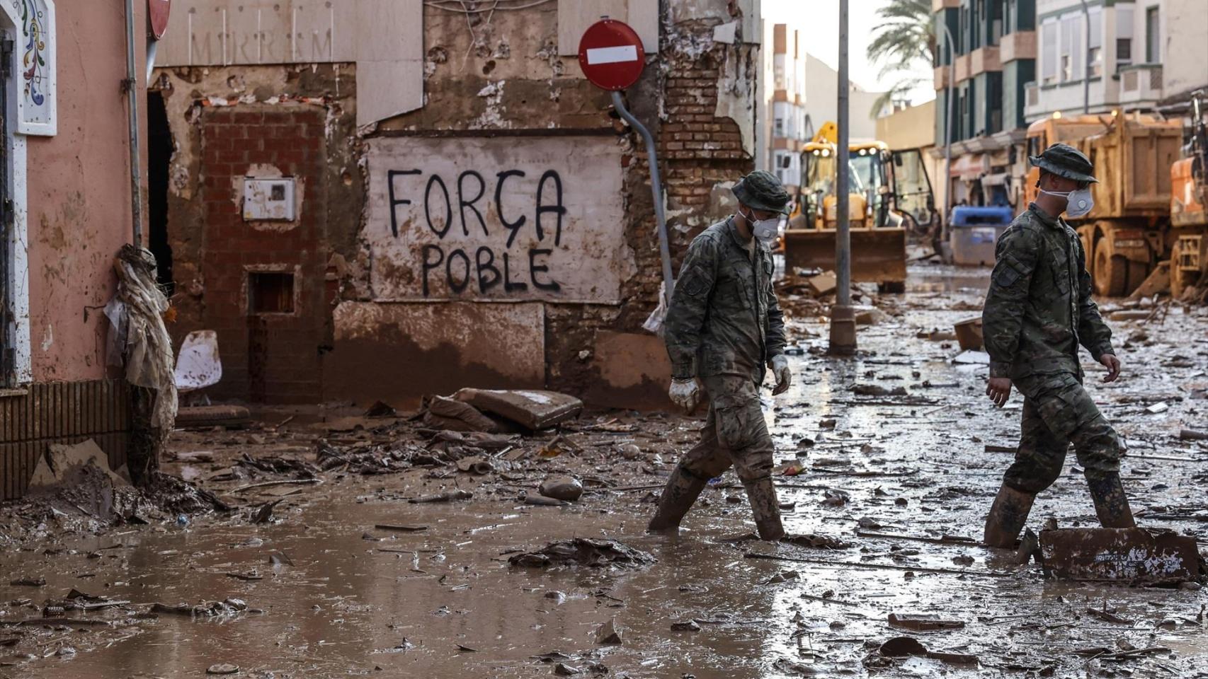 Imagen de archivo de varios militares en Paiporta tras la dana de hace un año. Rober Solsona / EP