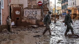 Imagen de archivo de varios militares en Catarroja tras la dana de hace un año. Rober Solsona / EP