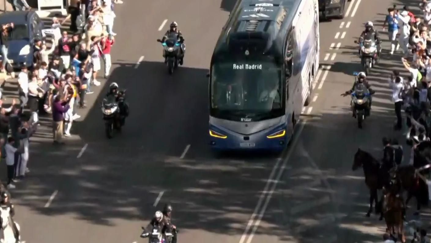 El espectacular recibimiento al autobús del Real Madrid antes de El ...
