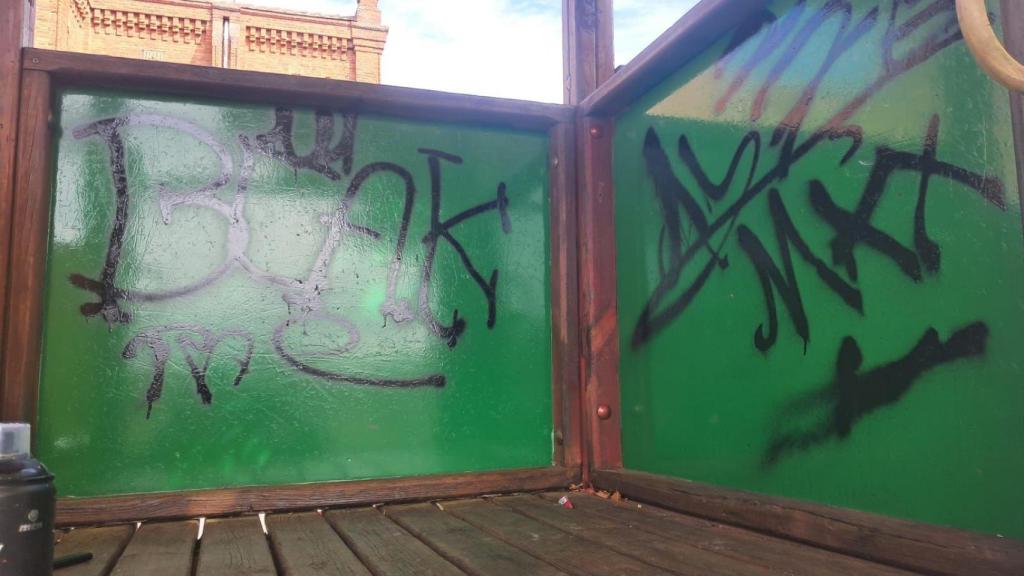 Pintadas en los columpios de Astorga.