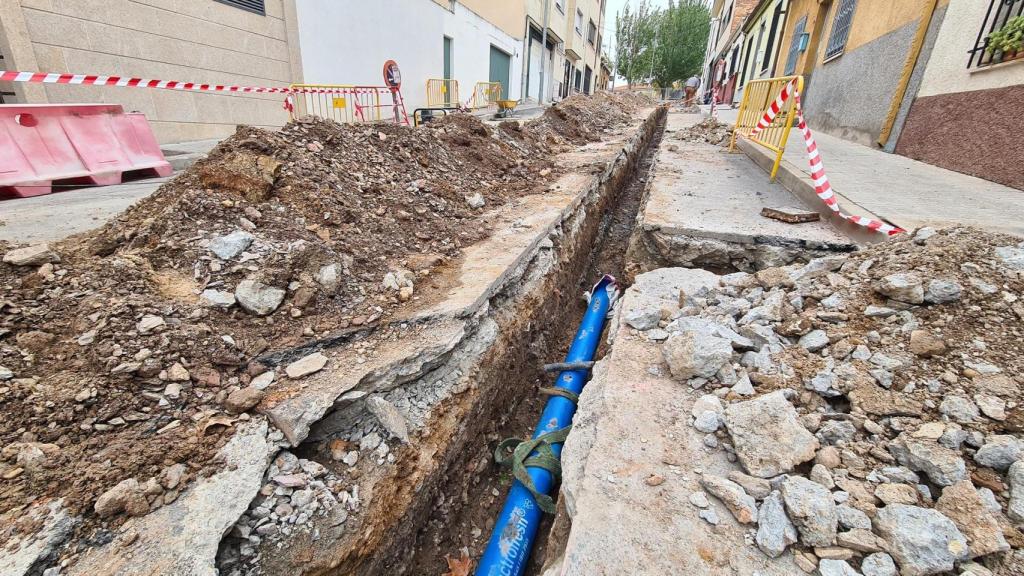 Obras de renovación de tuberías en la calle Río Sil de Salamanca.