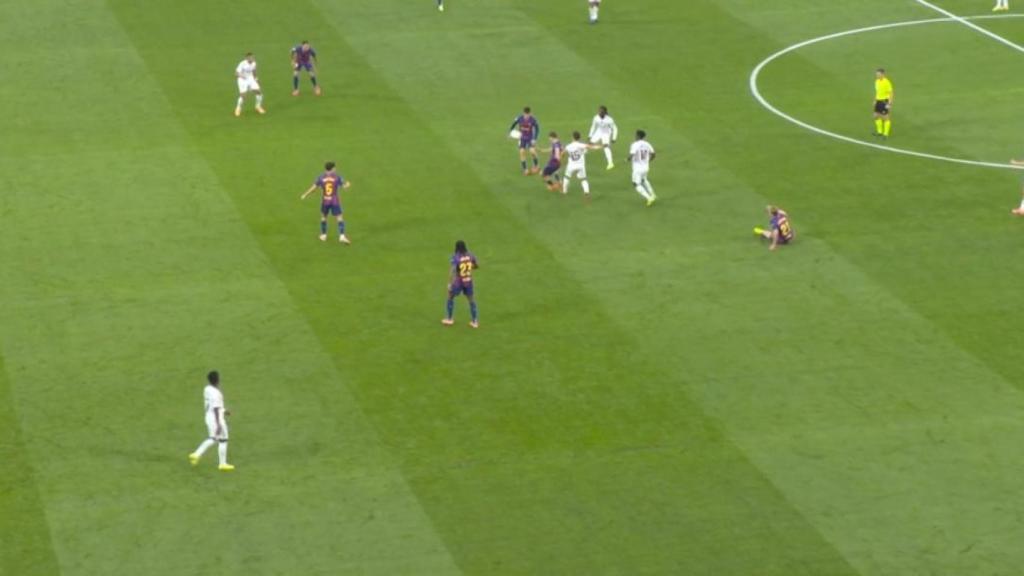 El momento del fuera de juego milimétrico de Mbappé en El Clásico.