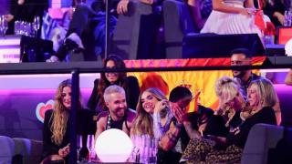 Imagen de Melody, su equipo y la delegación española en la Green Room del estadio St. Jakobshalle de Basilea.
