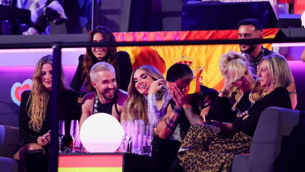 Imagen de Melody, su equipo y la delegación española en la Green Room del estadio St. Jakobshalle de Basilea.