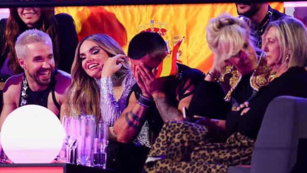 Imagen de Melody, su equipo y la delegación española en la Green Room del estadio St. Jakobshalle de Basilea.
