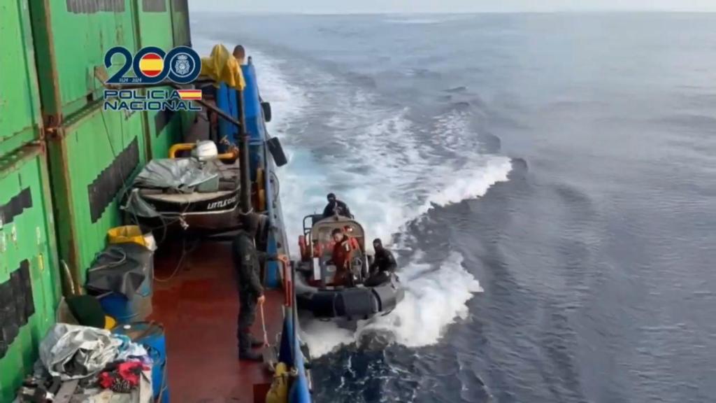 Interceptan a 600 millas de Canarias un buque que transportaba 6.500 kilos de cocaína con destino a Vigo