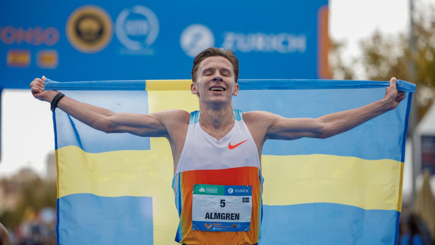 El atleta sueco Andreas Almgren, tras establecer un nuevo récord de Europa en el Medio Maratón de Valencia. Efe / Biel Aliño